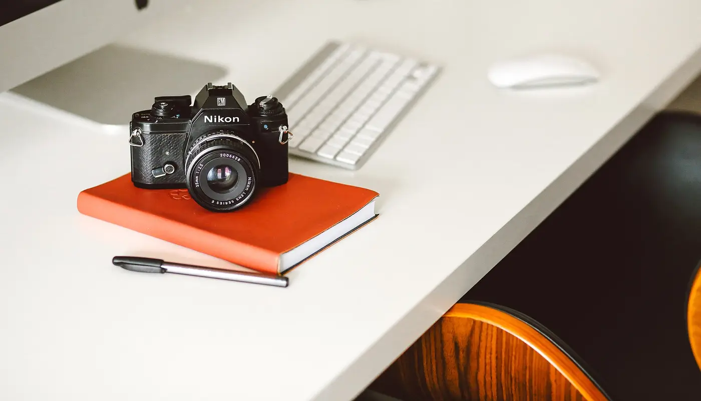 Camera   Desk   Computer   Notepad   Life (Unsplash)
